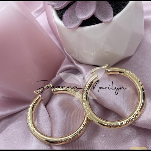 18k Gold Filled Diamond Cut Design Hoop Earrings 1.5” ✨ available in 2” & 1.25” - Picture 2 of 8